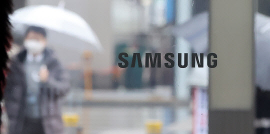 지난 26일 서울 서초구 삼성 사옥으로 관계자들이 출입하고 있다. <연합뉴스>